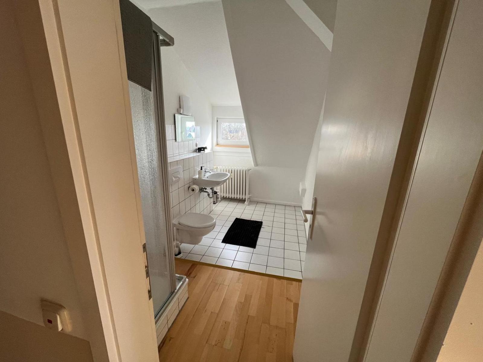 Doppelzimmer, Tv- Bad, Kuehlschrank- Parkplatz-17 Meine Camera foto